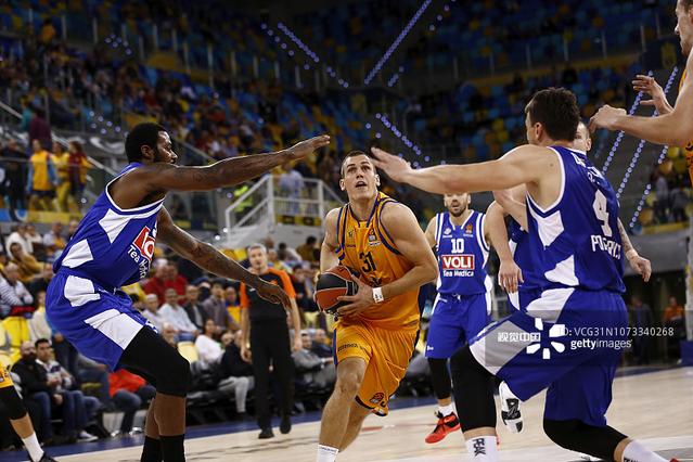 穆里尼奥迎来两场关键战，狂人依然骄傲，本赛季大有希望夺冠（穆里尼奥两场硬仗在即，狂人依旧桀骜，本季冲冠前景可期）