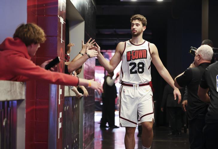 成都金牛公安：蓉城vs河南期间，两名观众做出侮辱性动作被行拘（成都金牛警方通报：蓉城对河南比赛期间，两名观众因侮辱性举动被行拘）