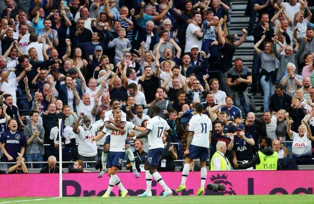 关系不错，阿诺德重返安菲尔德，和索博肩并肩走入球员通道（阿诺德重回安菲尔德，与索博并肩走进球员通道，关系融洽）