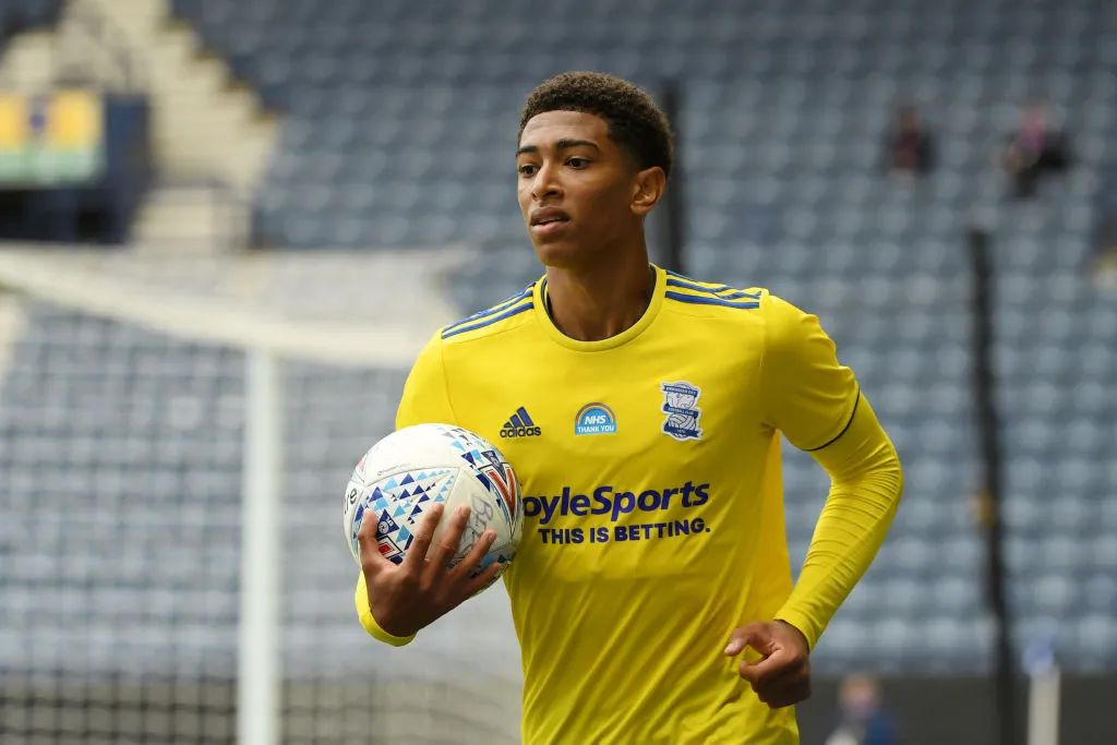 时隔27年重返世界杯正赛，苏格兰多地机场打出广告牌标语庆祝