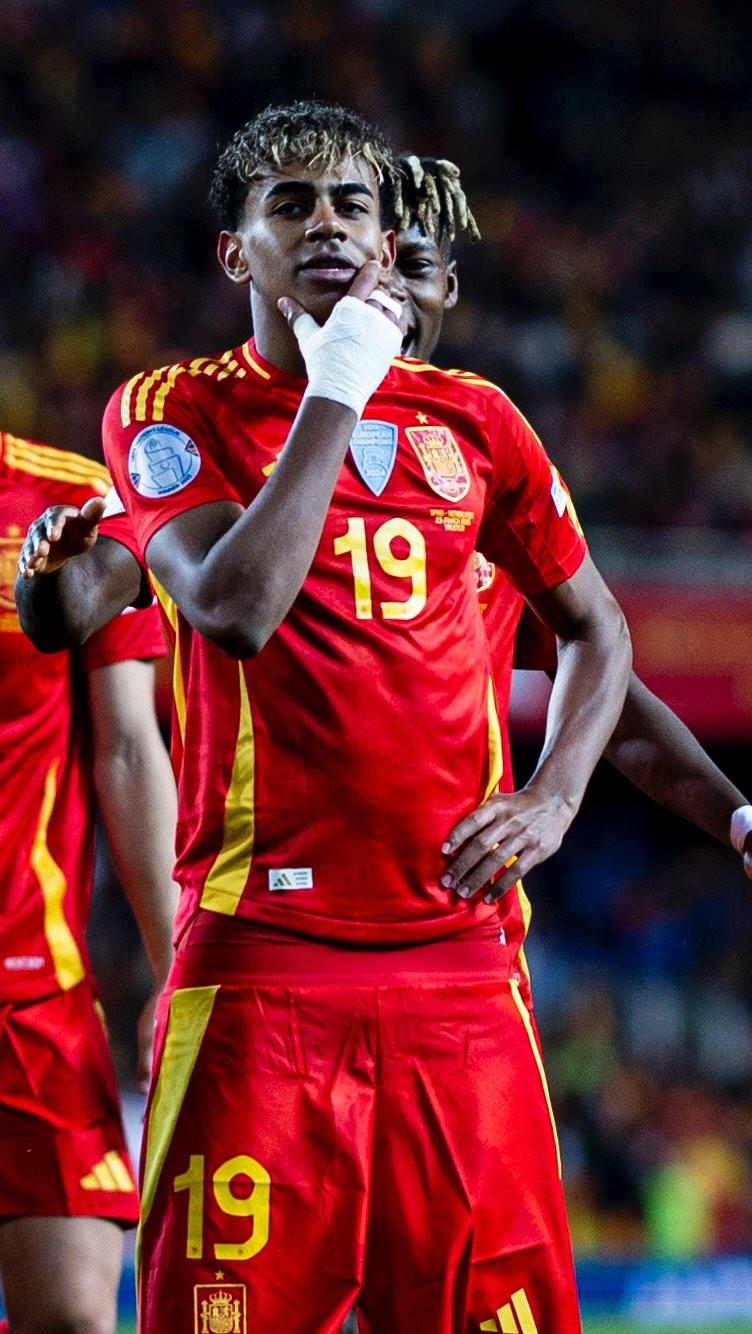 曼联官宣签一门将！阿莫林否认不信任青训，但拒绝保证新帝星能出场（曼联宣布引进门将！阿莫林称信任青训，却不保证新星出场机会）