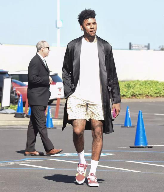 康宁汉姆空砍大三双，8次失误&关键两罚不中背锅（康宁汉姆大三双难救主，8失误+关键两罚不中成背锅点）