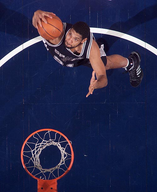 媒体人：杯赛的地板问题太大了，换地板无望应该撕掉所有地贴（媒体人称杯赛地板问题严重，更换无望应全部撕掉地贴）