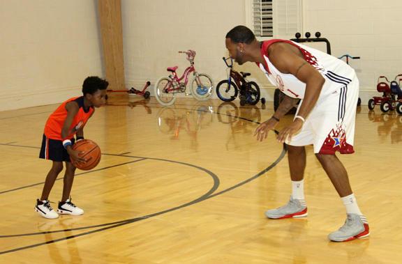 承担重任！麦克丹尼尔斯半场8中6轰14分2板（扛起大旗！麦克丹尼尔斯半场8投6中砍下14分2篮板）