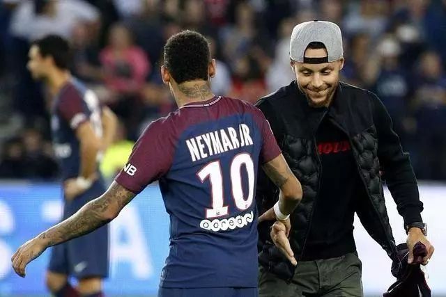 迈阿密国际vs温哥华白浪：梅西PK穆勒；苏亚雷斯替补（国际迈阿密战温哥华白浪：梅西对决穆勒，苏亚雷斯替补待命）